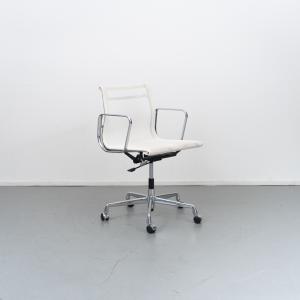 Vitra Eames EA 117 Bureaustoel Wit Netweave - Chroom