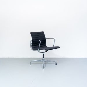Vitra Eames EA 107 Zwart Hopsak - Chroom