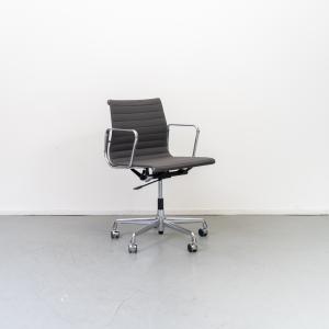 Vitra Eames EA 117 Bureaustoel Grijs Hopsak – Chroom