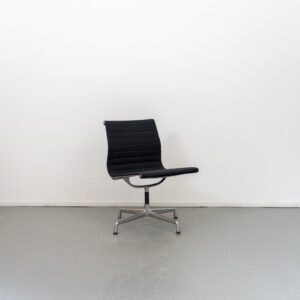 Vitra Eames EA 106 Zwart hopsak - Gepolijst