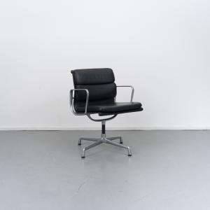 Vitra Eames EA 207 Soft Pad Stoel Zwart Leer - Chroom