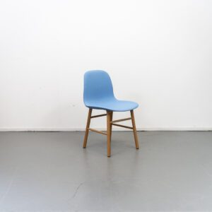 Normann Copenhagen Form stoel Blauw