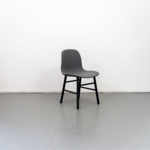 Normann Copenhagen Form stoel Zwart stof grijs / zwart