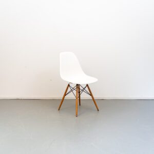 Vitra Eames DSW stoel Wit onderstel Eifel essen NIEUW