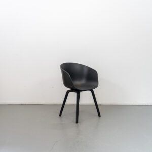 Hay stoel About a Chair AAC22 Zwart onderstel Eik Zwart