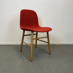 Normann Copenhagen stoel type Form rood