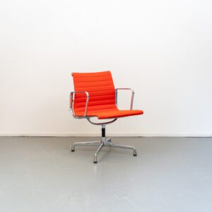 Vitra Eames EA 107 Stoel Poppy Red Hopsak - Chroom