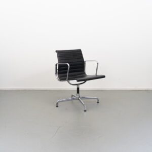 Vitra Eames Ea 108 Zwart leer Aluminium