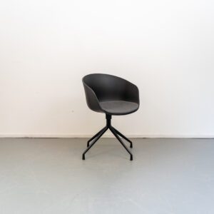 Hay stoel About a Chair AAC 22 Zwart met Kussen