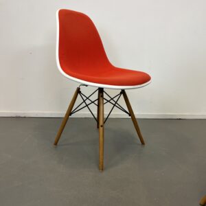 Vitra Eames DSW stoel Rood Wit onderstel hout 2022