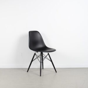 Vitra Eames DSW stoel Zwart Esdoorn onderstel Zwart