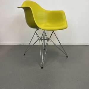 Vitra Eames DAR stoel Mosterd Groen