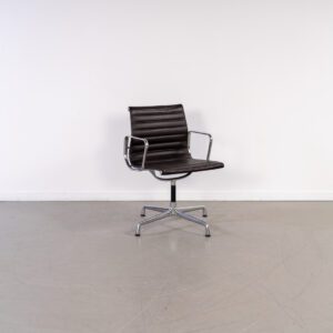 Vitra Eames EA 104 Stoel Zwart Leer – Aluminium