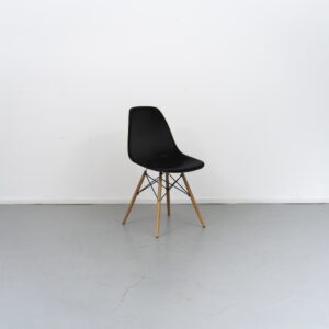 Vitra Eames DSW Stoel Zwart - Essenhout