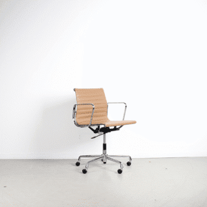 Vitra Eames EA 117 Bureaustoel Camel Leer – Aluminium