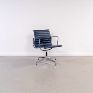 Vitra Eames EA 108 Stoel Donkerblauw Leer - Chroom