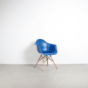 Vitra Eames DAW Stoel Blauw Esdoorn Onderstel