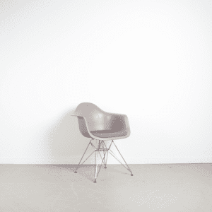 Vitra Eames DAR Kuipstoel Taupe – Chroom Eiffelonderstel