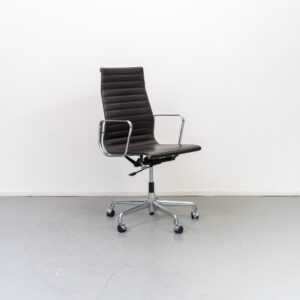 Vitra Eames EA 119 Bureaustoel Donkerbruin Leer – Chroom
