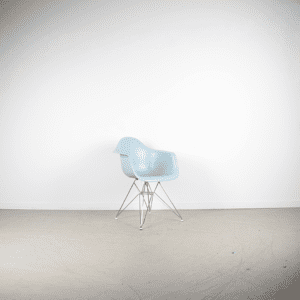 Vitra Eames DAR Kuipstoel Baby Blue – Chroom Eiffelonderstel