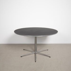 Fritz Hansen Circular A825 ronde eettafel met grijs blad en aluminium stervoet