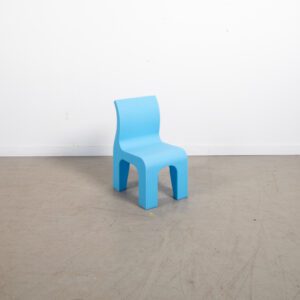 Gispen Bronto kinderstoel ontworpen door Richard Hutten in blauwe kunststof