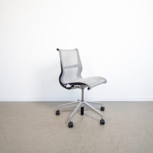 Herman Miller Setu bureaustoel zonder armleuningen met grijze mesh zitting en aluminium onderstel
