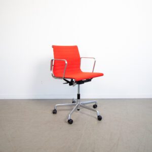Vitra Eames EA 117 bureaustoel in rood hopsak met chromen onderstel