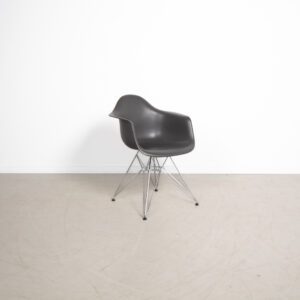 Vitra Eames DAR Kuipstoel Donkergrijs – Chroom