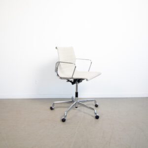 Vitra Eames EA117 bureaustoel met crème hopsak bekleding en verchroomd aluminium onderstel