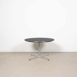 Fritz Hansen A222 Tafel Zwart Ø75 cm - Aluminium