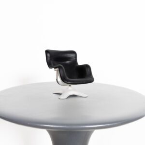 Vitra Miniatuur Karuselli Fauteuil Wit Kunststof/Zwart Leer